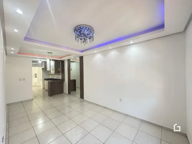 Hall de entrada com piso de cerâmica e iluminação moderna.