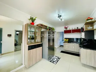 Vista da cozinha e sala de estar de um imóvel em Lajeado, Brasil.
