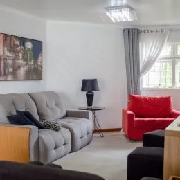 Foto de uma sala de estar com sofá e janela em um imóvel.