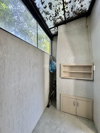 Corredor com grande janela e nichos embutidos nas paredes.