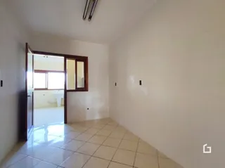 Interior de um ambiente com piso de cerâmica e portas de madeira