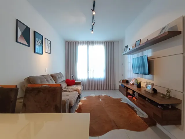 Sala de estar com sofá e decoração de parede em um imóvel no Brasil.