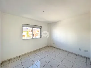 A sala apresenta paredes brancas e piso de cerâmica.