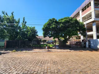 Vista externa de um prédio em construção em Lajeado, com área de acesso pavimentada.