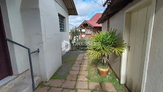 Vista da fachada de uma residência em Lajeado, Brasil, com um caminho de tijolos.