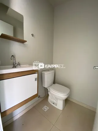 Foto de um banheiro interno mostrando um vaso sanitário e bancada.