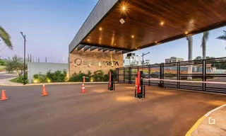 Vista externa da propriedade com cerca e entrada.