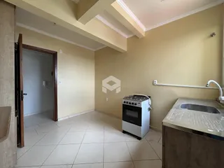 Foto de uma cozinha com piso de cerâmica clara e paredes amarelas.