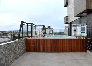 Vista de uma área externa com piscina e grade de proteção em Lajeado.