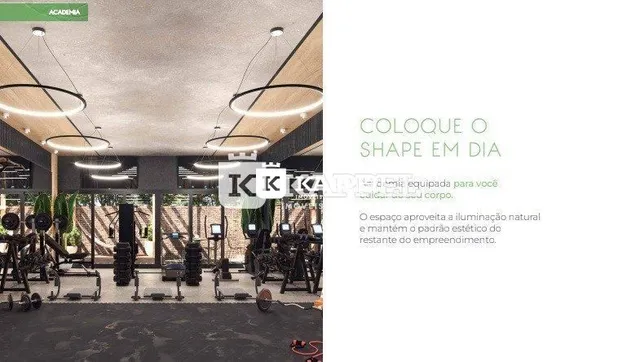 Foto de um ambiente interno com piso escuro e iluminação de teto.