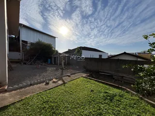 Vista externa de uma propriedade com jardim e muro em Lajeado.