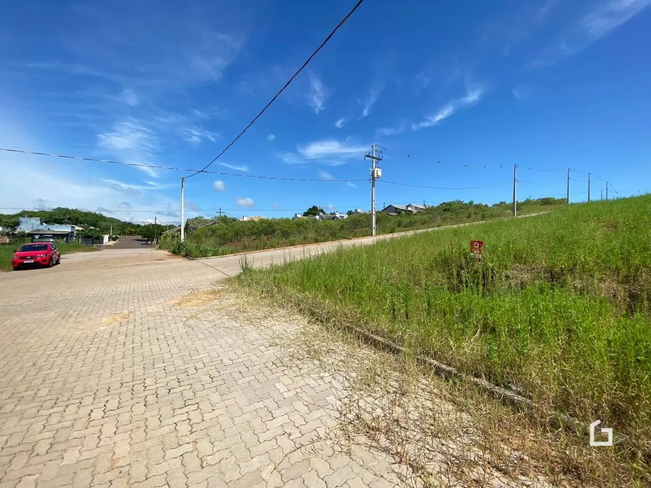 Vista da rua e vegetação ao lado de uma estrada em Lajeado, Brasil.