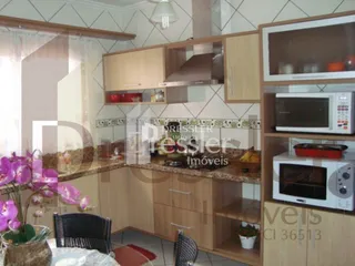 Imagem de um ambiente interno com armários de madeira e revestimento de cerâmica.