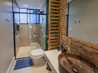 Foto de um banheiro moderno com box de vidro e pia de mármore.