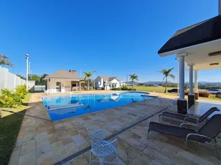 Foto da piscina e área externa de uma residência em Lajeado.