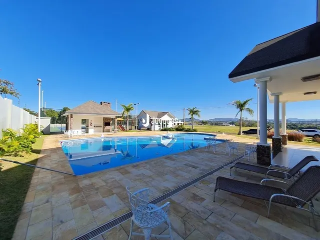 Foto da piscina e área externa de uma residência em Lajeado.