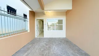 Vista da fachada e área externa de uma residência em Lajeado.