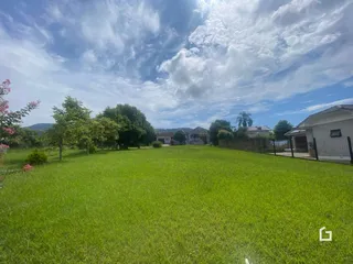 Vista de um grande gramado com árvores ao fundo em Lajeado, Brasil.