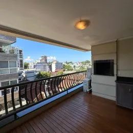 Vista da cidade a partir de um terraço de madeira.