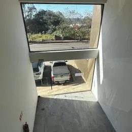 Hall de entrada com vista para o exterior.