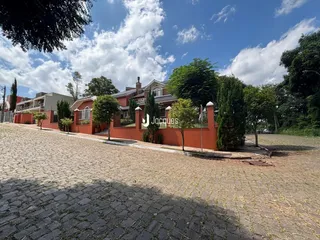 Fachada de uma residência em Lajeado, Brasil, com muro e área pavimentada.