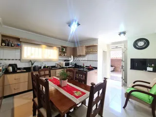 Foto de uma sala de jantar com mesa de madeira em um imóvel no Brasil.