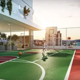 Foto de uma quadra esportiva externa com grama artificial e marcações em uma propriedade.