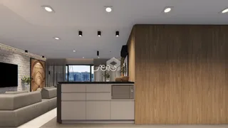 Sala de estar moderna com painel de madeira e parede de tijolos.