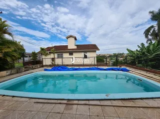 Vista externa de uma piscina e área de lazer de uma residência em Lajeado.