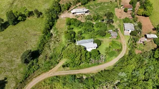 Vista aérea de uma propriedade rural em Lajeado, Brasil, com vegetação densa.