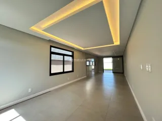 Corredor interno com teto iluminado por fitas de luz.