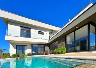 Fachada de casa em Lajeado, Brasil, com piscina e área externa.