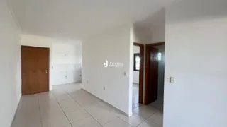 Hall de entrada com piso de cerâmica e paredes brancas.