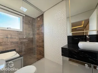 Foto de um banheiro moderno com box de vidro e revestimento de madeira.