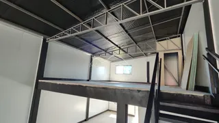 Foto mostrando a estrutura do teto e vigas de um ambiente interno.