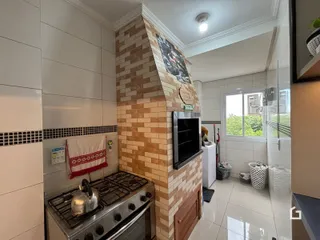 Foto de uma cozinha com revestimento de tijolo na parede.