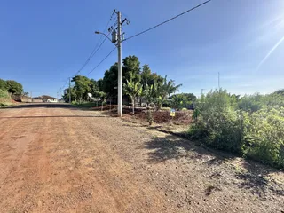 Vista da propriedade em Lajeado, Brasil, mostrando uma estrada de terra e vegetação ao redor.