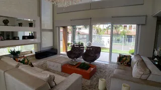 Uma sala de estar com grandes portas de vidro voltadas para o exterior.