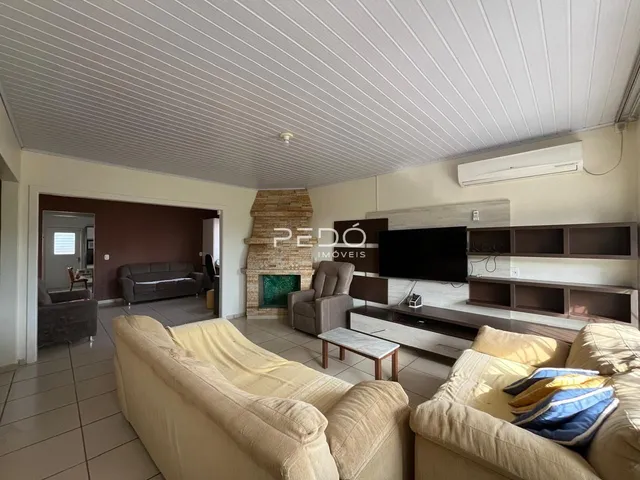 Sala de estar com dois sofás e lareira em um imóvel no Brasil.
