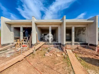 Fachada de uma construção em fase de reforma em Lajeado, Brasil.