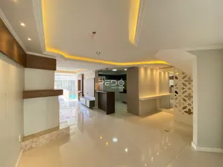 Ambiente interno de uma sala de estar com iluminação decorativa.