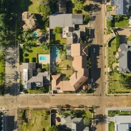 Vista aérea de uma propriedade residencial em Lajeado, mostrando o terreno e a vegetação circundante.