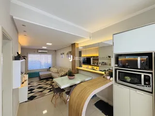 Sala de estar e jantar com decoração moderna em um imóvel no Brasil.