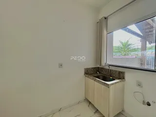 Vista da área de banheiro com bancada e janela em imóvel em Lajeado.