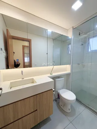 Foto de um banheiro moderno com box de vidro e revestimento de cerâmica.