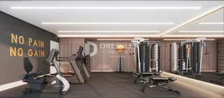Uma sala de ginástica com equipamentos de treino.
