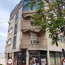 Fachada de um prédio residencial em Lajeado, Brasil, com varandas no andar superior.