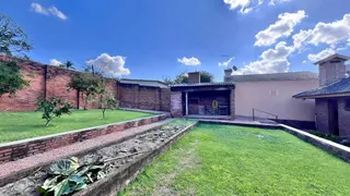 Vista externa do jardim com gramado e muro de tijolos em Lajeado.