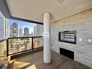 Sala com vista para a cidade através da varanda.