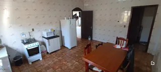 Foto de uma cozinha com armários brancos e piso de cerâmica.